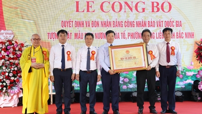 Nguyen Hong Thai, Secretário do Comitê Provincial do Partido de Bac Ninh, compareceu à cerimônia para receber o Certificado que reconhece a Estátua da Mãe Buda Man Nuong como um Tesouro Nacional.