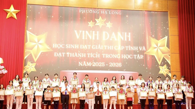 Memberi penghargaan dan pujian kepada pelajar cemerlang di Quang Ninh.