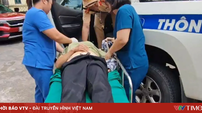 CSGT Hà Nội kịp thời hỗ trợ người phụ nữ bị ngất bên đường đi cấp cứu