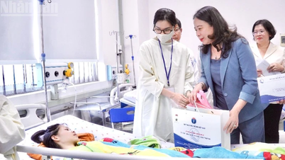 Der Vizepräsident besucht die Kinderpatienten in Ho-Chi-Minh-Stadt und überreicht ihnen Geschenke.