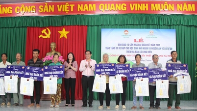 An Giang Lottery Company Limited mensponsori pembangunan 10 rumah solidaritas dan menyumbangkan 30 sepeda.