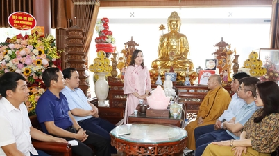 Ninh Binh vezetői látogatást tettek és gratuláltak Buddha születésnapi ünnepségének alkalmából, a buddhista naptár 2570-es dátuma szerint.