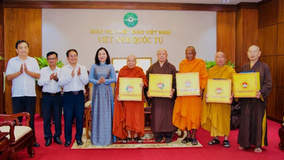 Ho Chi Minh City leaders congratulate Buddhist dignitaries on the occasion of Buddha's Birthday.