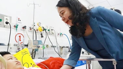 Вице-президент Во Тхи Ань Суан посетила Хошимин и вручила подарки детям-пациентам.