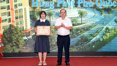 ພະແນກສ່ວຍສາອາກອນແຂວງອານຢາງ ໄດ້ມອບລາງວັນໃຫ້ແກ່ວິສາຫະກິດ, ຄົວເຮືອນ ແລະ ບຸກຄົນ 260 ແຫ່ງ ທີ່ໄດ້ປະຕິບັດນະໂຍບາຍ ແລະ ກົດໝາຍພາສີຢ່າງມີປະສິດທິພາບ.
