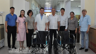20 bệnh nhân khuyết tật và bệnh nhân có hoàn cảnh khó khăn được tặng quà