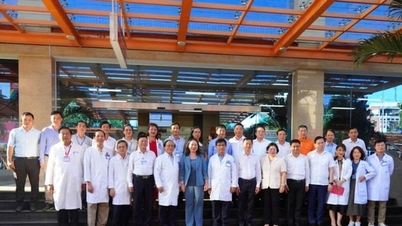 Wakil Presiden Vo Thi Anh Xuan mengunjungi dan memberikan hadiah kepada pasien anak di Kota Ho Chi Minh.