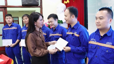Los líderes provinciales visitan a los trabajadores de la central térmica de Na Duong y de la compañía carbonera de Na Duong y les entregan obsequios.