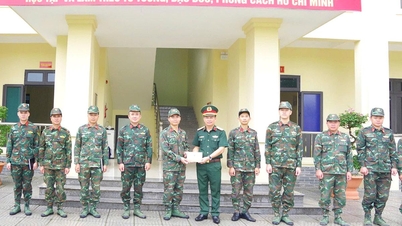 Generalmajor Nguyen Dinh Cuong inspiziert Ausbildung und Kampfbereitschaft.