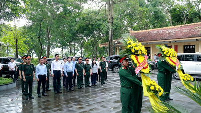 Lao Cai İl Parti Komitesi Sekreteri ve 2. Askeri Bölge Siyasi Komiseri, Nghia Lo mahallesinde Cumhurbaşkanı Ho Chi Minh ve kahraman şehitleri anmak için tütsü yaktılar.