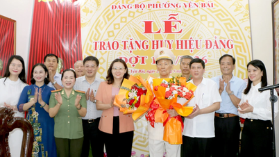 A vice-secretária do Comitê Provincial do Partido, Giang Thi Dung, entrega distintivos do partido no distrito de Yen Bai.
