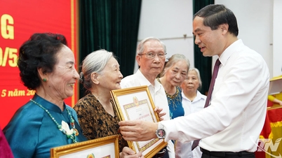 İl Parti Komitesi Sekreteri Yoldaş Trinh Xuan Truong, Phan Dinh Phung mahallesinde parti rozetlerini dağıttı.