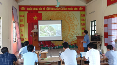 Announcement of the decision approving the investment plan for the Trinh Tuong Ethnic Boarding Primary and Secondary School project.