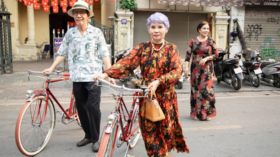 Het getinkel van klokken en een unieke Peugeot-collectie in het hart van Hanoi.