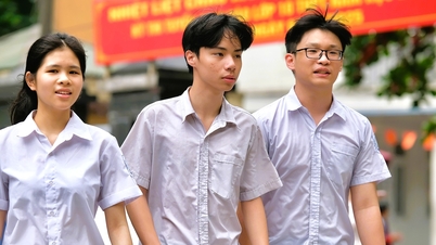 Para kandidat pertama yang mengikuti ujian masuk kelas 10 di Hanoi dan Kota Ho Chi Minh pada tahun 2026.
