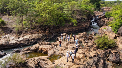 Estudo do potencial turístico da floresta de teca e do riacho Doi na comuna fronteiriça de Ia Dom.