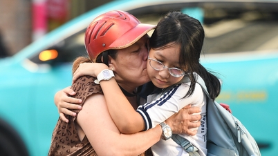 Para siswa 'mengisi ulang energi' dengan kopi dan memeluk ibu mereka untuk menemukan motivasi menghadapi ujian masuk ke sekolah menengah kejuruan di Kota Ho Chi Minh.