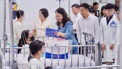 Viceprezident Vo Thi Anh Xuan navštěvuje a povzbuzuje dětské pacienty v Dětské nemocnici 1.