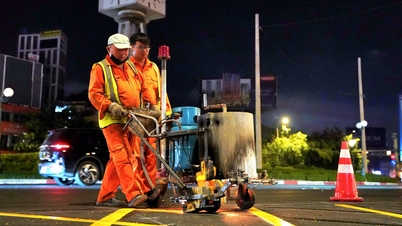Pasamos toda la noche pintando las marcas viales e instalando barreras en la rotonda de Dien Bien Phu - Nguyen Binh Khiem.