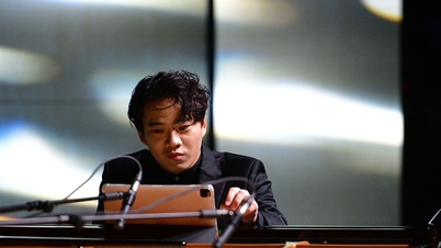 Het jonge pianowonderkind Nguyen Viet Trung schittert naast de ervaren pianist.