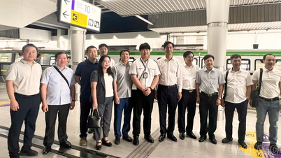 Delegasi dari provinsi Lao Cai menghadiri Forum Investasi dan Perdagangan Internasional Tiongkok Barat 2026 dan meninjau proyek kereta ringan Chongqing.