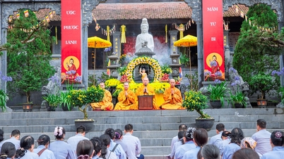 Banyak sekali peziarah Buddha yang berbondong-bondong ke Fansipan selama musim perayaan hari kelahiran Buddha.
