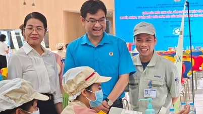 ສະຫະພັນກຳມະກອນຢືນຢູ່ຄຽງຂ້າງກັນໃນການດູແລສຸຂະພາບຂອງກຳມະກອນຍິງ.