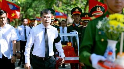 Premier Le Minh Hung woonde de herdenkingsdienst en de begrafenis van de stoffelijke resten van de martelaren in Quang Tri bij.