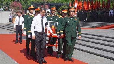 Perdana Menteri Le Minh Hung menghadiri upacara peringatan dan pemakaman bagi para prajurit yang gugur di Quang Tri.