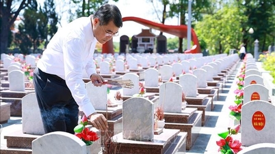 Premiér Le Minh Hung obětoval kadidlo na hřbitově Truong Son a starověké citadele Quang Tri.