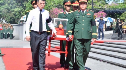 A miniszterelnök részt vett a 28 elesett katona megemlékezésén és temetési ünnepségen Quang Triben.