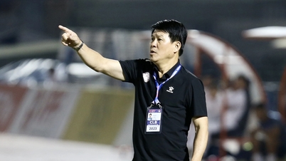 O técnico Vu Tien Thanh deixa o Ninh Binh e retorna ao HAGL em um momento em que a V-League continua muito emocionante.
