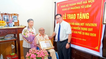 Überreichung des Abzeichens für 80-jährige Parteimitgliedschaft an Parteimitglied Nguyen Trong Quy.