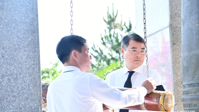 ທ່ານນາຍົກລັດຖະມົນຕີ ເລມິງຮຸ່ງ ເຂົ້າຮ່ວມພິທີໄວ້ອາໄລ ແລະ ຝັງສົບບັນດາທະຫານທີ່ເສຍສະຫຼະຊີວິດຢູ່ແຂວງກວາງຈິ.
