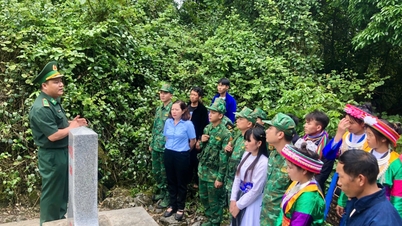 Grensevaktstasjonen i Coc Pang formidler juridisk informasjon til innbyggerne i landsbyen Lung Man - Cao Bang Online Newspaper