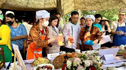 جشنواره بادام هندی طلایی در شهر دونگ نای بازدیدکنندگان زیادی را به خود جذب می‌کند؛ بادام هندی‌های خوشمزه تقاضای زیادی دارند و مردم به تعداد زیاد به این جشنواره می‌آیند و از آن خارج می‌شوند.