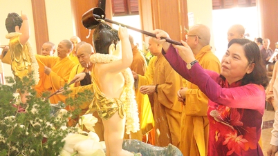 Tran Thi Hang, vice ordförande för Bac Ninh-provinsens folkråd, deltog i Buddhas födelsedagsfirande vid Dai Thanh-pagoden.