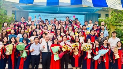 សិស្សថ្នាក់ទី១២ បង្ហាញការដឹងគុណដោយអារម្មណ៍ចំពោះឪពុកម្តាយ និងលោកគ្រូអ្នកគ្រូរបស់ពួកគេនៅថ្ងៃបញ្ចប់ការសិក្សារបស់ពួកគេ។