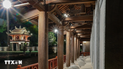 Ter ere van de familie Nguyen Thuc, die de titel "Hoang Giap" (Eersteklassgeleerde) ontving, in de Tempel van de Literatuur - Nationale Universiteit.