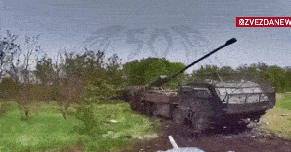 Une vidéo montre des drones suicides russes détruisant des obusiers ukrainiens sur la ligne de front.