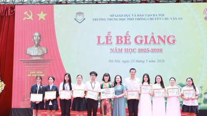 Momen perpisahan yang mengharukan bagi para siswa kelas 12 dari sekolah yang telah berdiri selama seabad ini.
