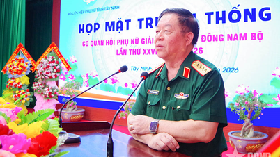 O General Nguyen Trong Nghia participa do encontro tradicional de mulheres combatentes pela libertação na região Sudeste.