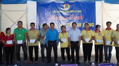 Tặng 200 phần quà 'Cảm ơn người lao động' tại phường An Tịnh và Trảng Bàng
