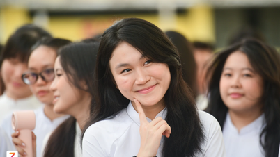 Học sinh chuyên Trần Đại Nghĩa ôm chặt nhau trong ngày bế giảng