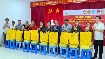 Khám bệnh, tặng quà 200 hộ nghèo, hộ có hoàn cảnh khó khăn