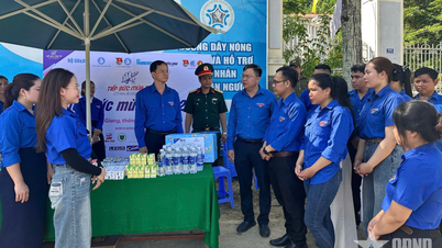 Ville de Da Nang : Encouragement et distribution de cadeaux aux 122 équipes participant au « Programme de soutien aux examens »