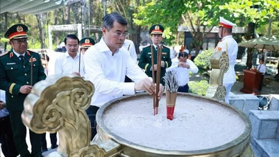 Thủ tướng Lê Minh Hưng dâng hương các anh hùng liệt sĩ tại Quảng Trị