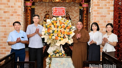 Đoàn công tác của Ủy ban MTTQ Việt Nam tỉnh thăm, chúc mừng các chức sắc Phật giáo nhân Đại lễ Phật đản Phật lịch 2570