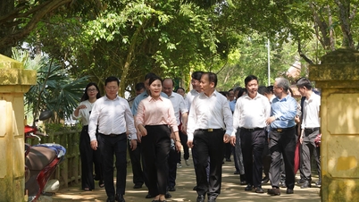 Minister Hoang Thanh Tung and other leaders of the Ministry of Justice offered incense at the Tuyen Quang historical site.