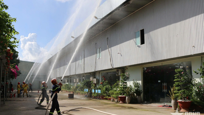 Un Giang efectuează exerciții de stingere a incendiilor și de salvare.